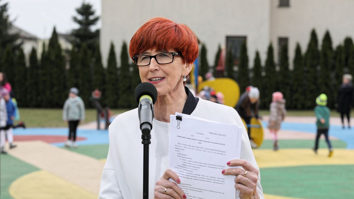 Rybie, 19.03.2019. Minister rodziny Elżbieta Rafalska podczas konferencji prasowej dotyczącej programu Rodzina 500+