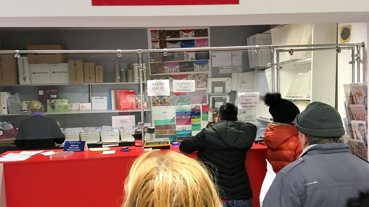 Pocztowcy żądają podwyżek. Będą obsługiwać klientów w żółtych kamizelkach.