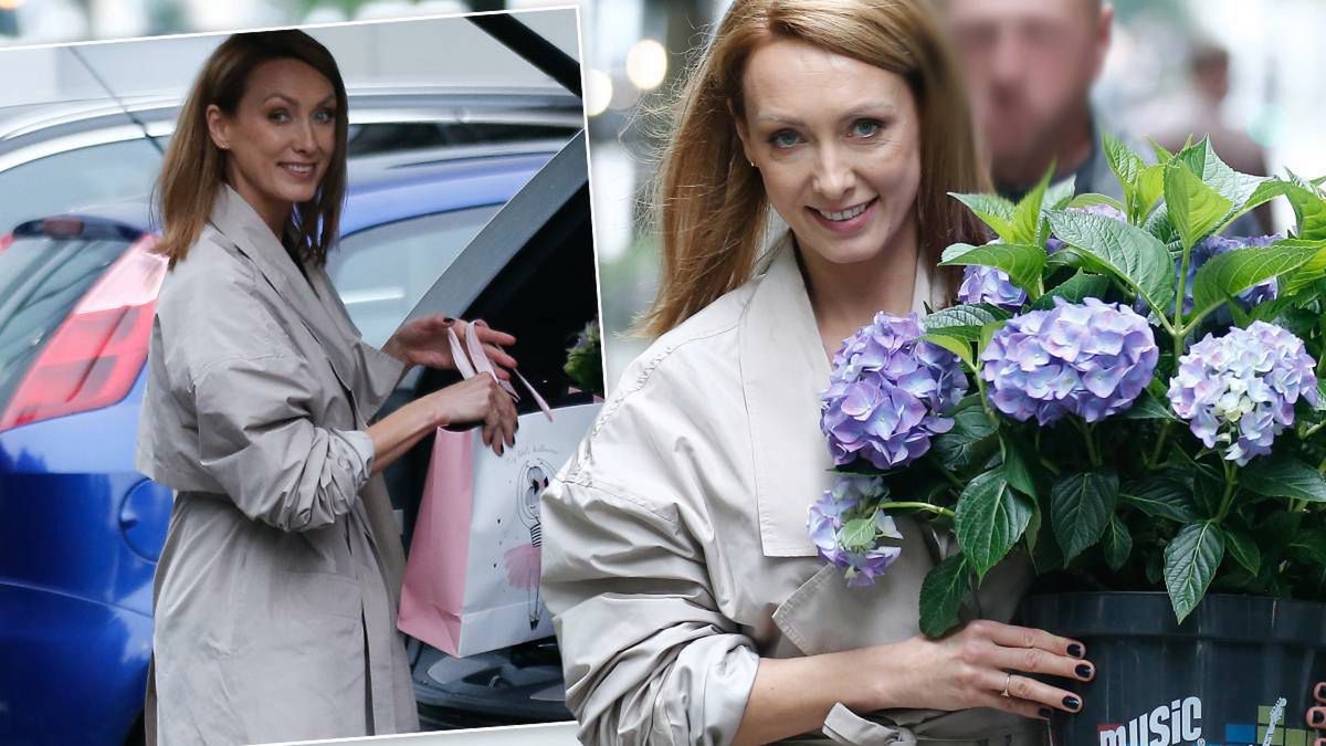 Anna Kalczyńska z ogromnym bukietem kwiatów przemierza ulice Warszawy. To prezent dla Rozenek?