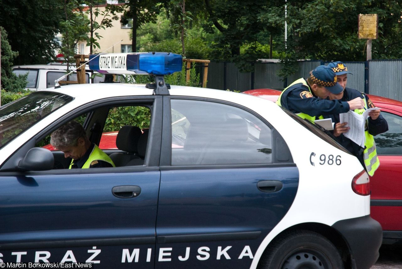 Samochód warszawskiej straży miejskiej oblany kwasem masłowym