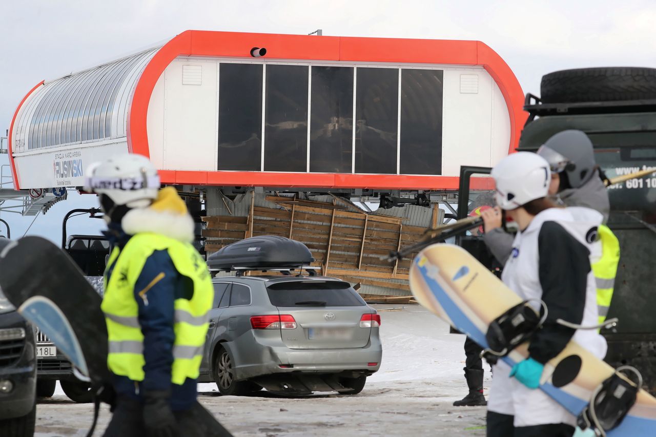 Bukowina Tatrzańska. Wiatr zerwał dach z budynku. Turystka opowiada, co działo się tuż przed tragedią