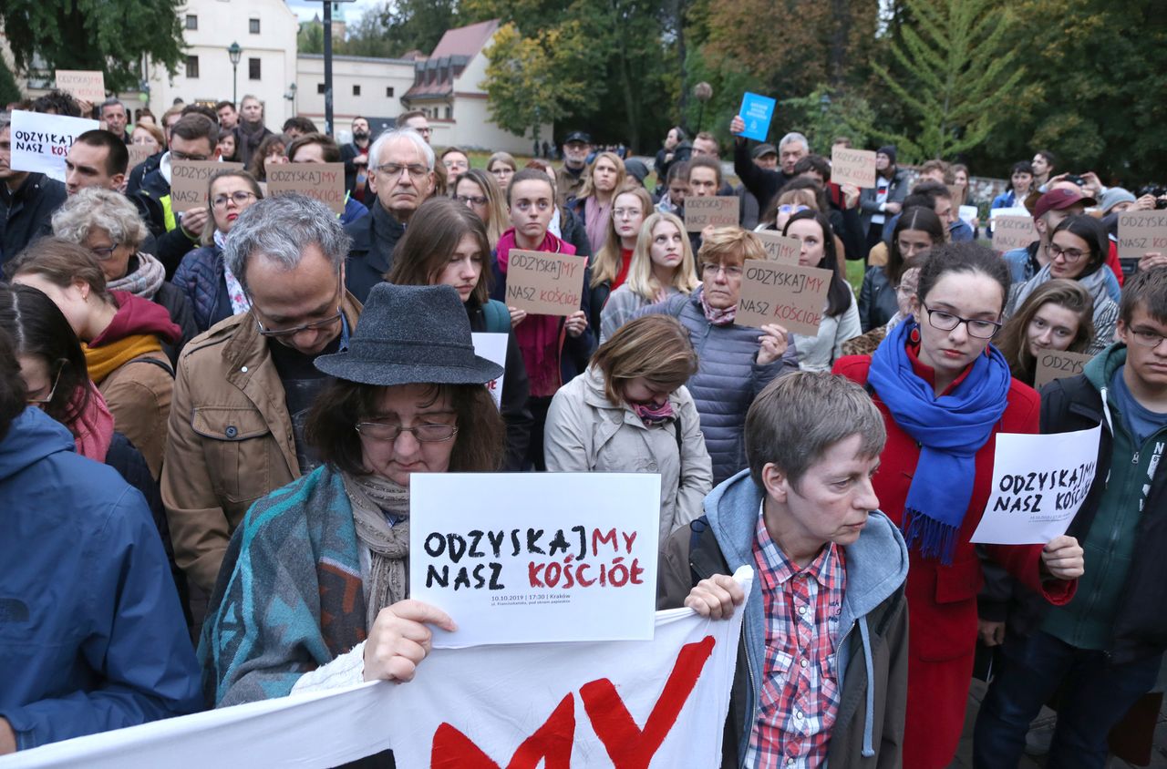 Kraków. Protest pod oknami arcybiskupa Marka Jędraszewskiego 