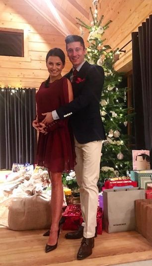 Ania Lewandowska elegancko, a Robert Lewandowski... w kapciach
