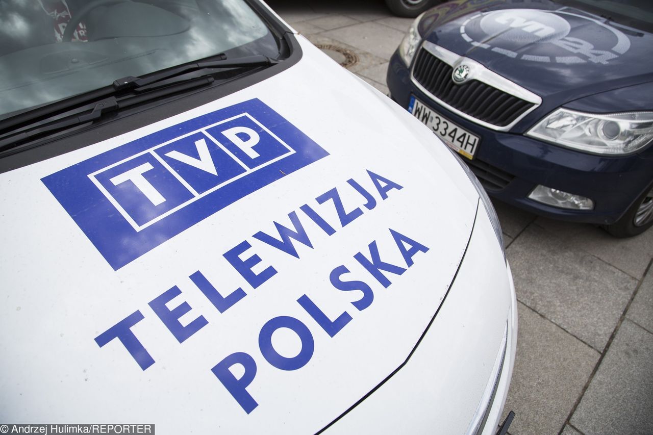 Niechciana naklejka na aucie TVP. Interweniowali policjanci