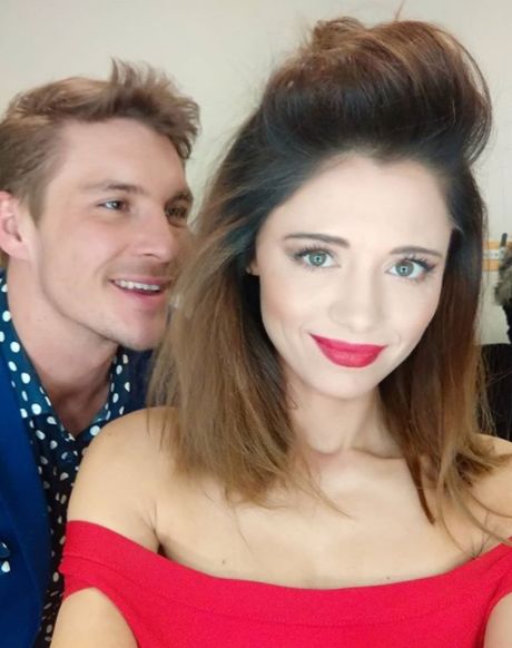 Nowa dziewczyna Mikołaja Roznerskiego nie jest tajemniczą nieznajomą. Adriana Kalska to jego serialowa partnerka