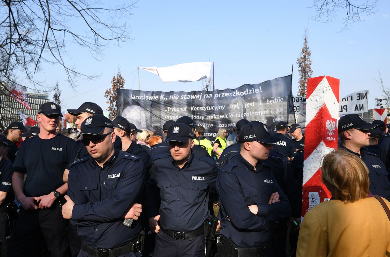 Tłum chciał zobaczyć pomnik smoleński. Minister przeprasza za gigantyczne kolejki