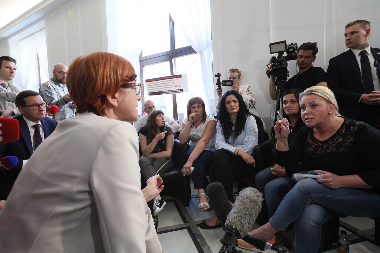 Protest rodziców niepełnosprawnych dzieci. Minister Rafalska pojawiła się niespodziewanie w Sejmie 
