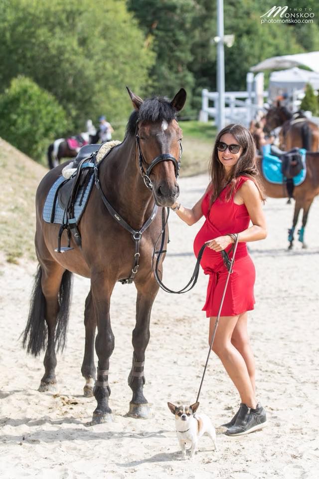 Brzuch Marty Kaczyńskiej. Z przesądów wynika, że jej dziecko będzie "pozbawione mądrości"