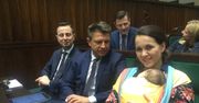 Posłanka przyszła do Sejmu z dzieckiem. Komentarze ludzi są bezlitosne