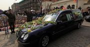 Równo 8 lat temu sprowadzono ciało Marii Kaczyńskiej. Ludzie rzucali kwiatami