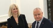 Prezes NBP z wigilijną obstawą. Na opłatkowym spotkaniu PiS pojawiał się z asystentką