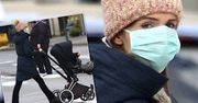 Marta Kaczyńska na spacerze z synem. Miała maseczkę i nową fryzurę. Zdjęcia paparazzi
