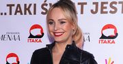 Agnieszka Jastrzębska na premierze kalendarza Omeny Mensah. Do balowej spódnicy dobrała rockową kurtkę