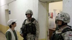 Ochojska przed drzwiami biura wojewody prowincji Babil w ratuszu w Hilli