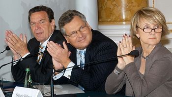 Prezydent RP Aleksander Kwaśniewski i kanclerz Niemiec Gerhard Schroeder podczas II Kongresu Polskiego Forum Strategii Lizbońskiej