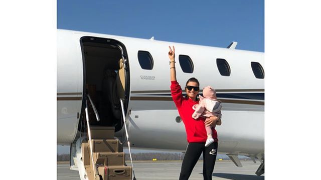 Anna Lewandowska z Klarą leci do Werony