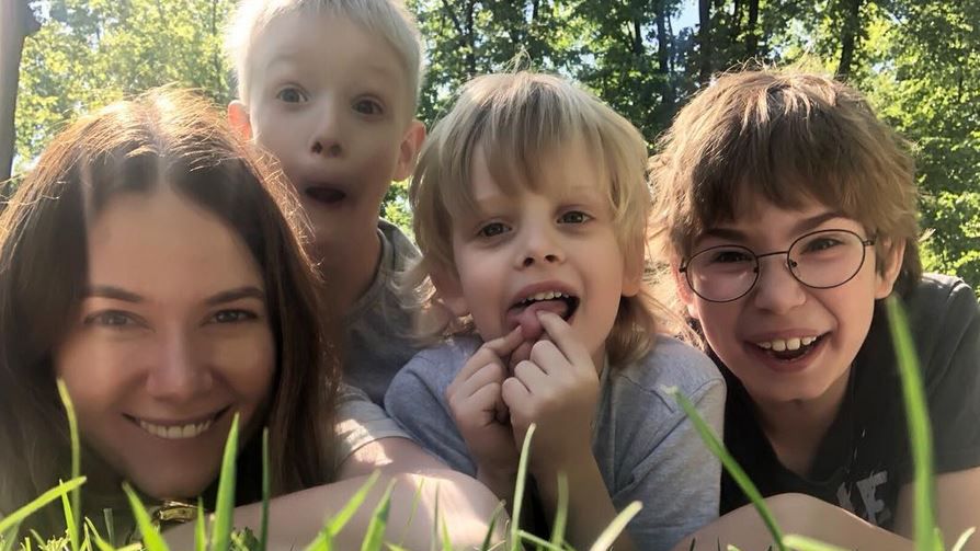 Synowie Karoliny Malinowskiej od najmłodszych lat pomagają innym. 
