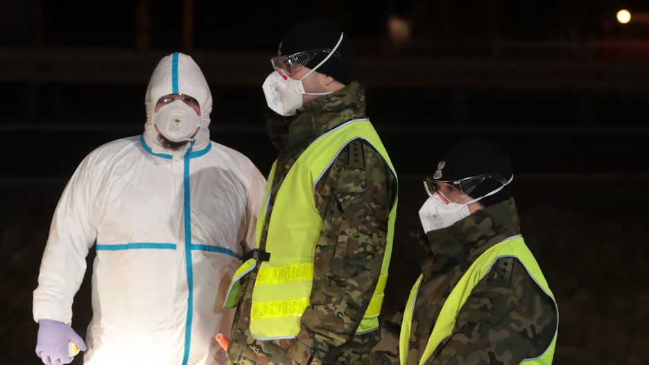 Służby medyczne i strażnicy graniczni podczas spotkania z Andrzejem Dudą. 11.03.2020