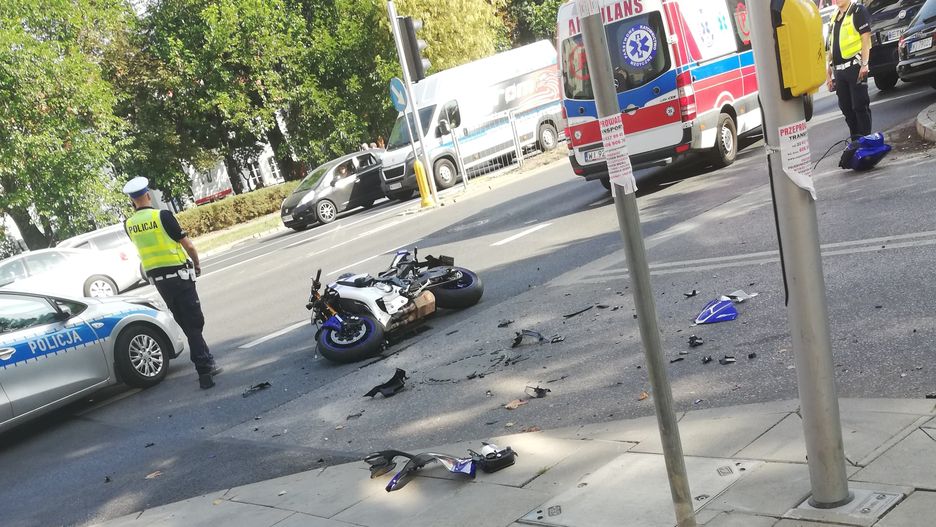 Motocyklista zderzył się z samochodem osobowym