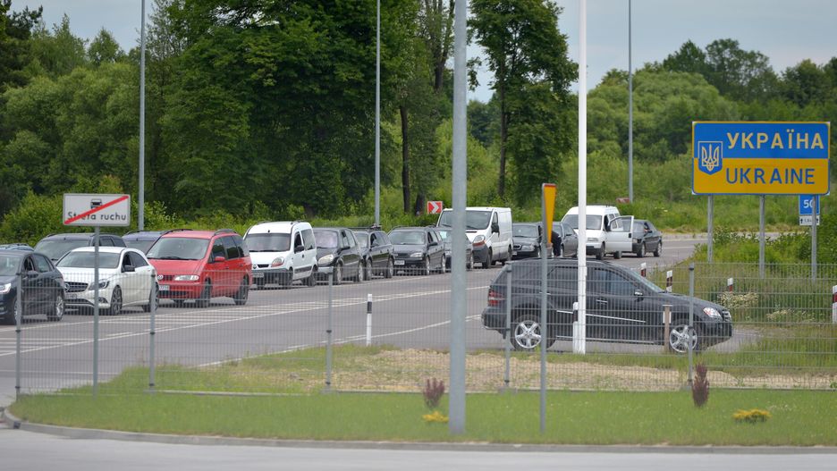 Chęć oszczędzenia sprawia, że ukraińscy kierowcy często przekraczają polską granicę.