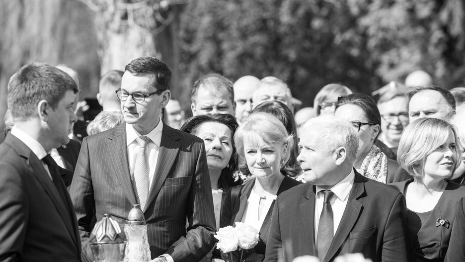 Premier Mateusz Morawiecki i posłanka Jolanta Szczypińska w kwietniu na obchodach smoleńskiej katastrofy
