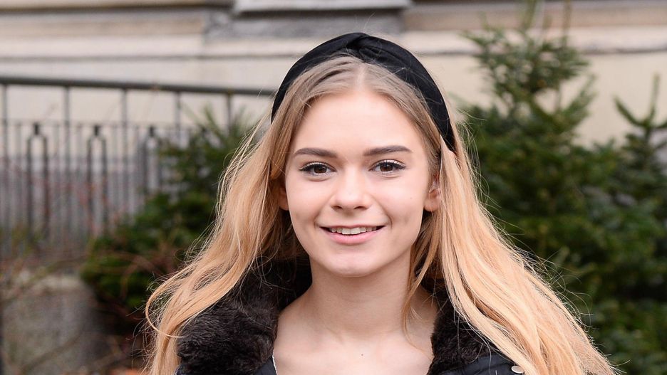 Julia Wróblewska pokazuje słodycze z lat 90.