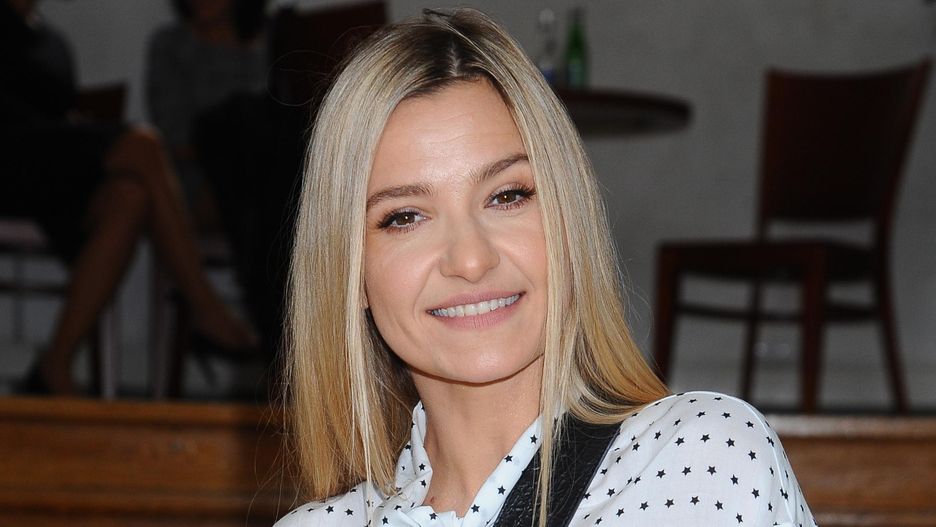 Joanna Koroniewska postawiła na młodzieńczą stylizację