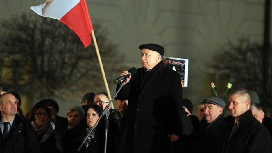 Podczas jednej z tzw. miesięcznic smoleńskich Jarosław Kaczyński zapowiedział budowę pomnika ofiar katastrofy oraz Lecha Kaczyńskiego