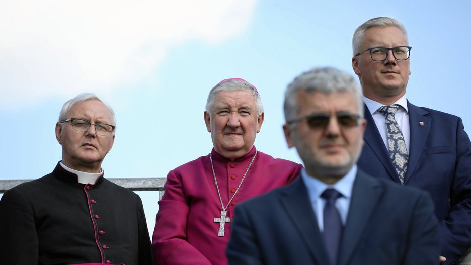 Ossów k. Warszawy (woj. mazowieckie). Biskup Romuald Kamiński i starosta wołomiński Adam Lubiak podczas rekonstrukcji Bitwy Warszawskiej 1920, sierpień 2019 r.
