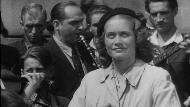 Alina Janowska na planie swojego debiutanckiego filmu "Zakazane piosenki", reż. Leonard Buczkowski