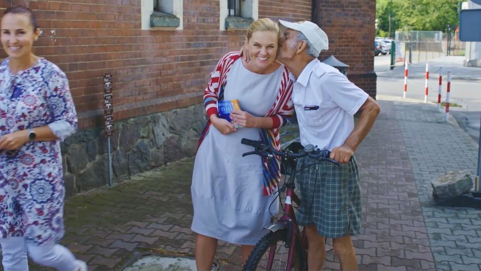 Wybory parlamentarne 2019. Barbara Nowacka w trakcie akcji "POrozmawiajmy"