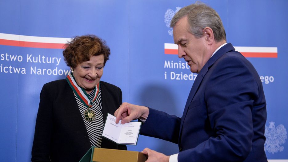 Minister kultury i dziedzictwa narodowego Piotr Gliński przyznaje medal "Zasłużony Kulturze Gloria Artis" Ewie Dałkowskiej w siedzibie MKiDN w Warszawie,