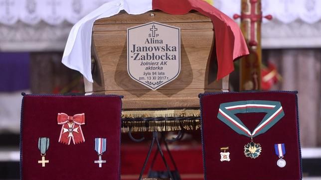 Odznaczenia Aliny Janowskiej wystawione podczas pogrzebu artystki