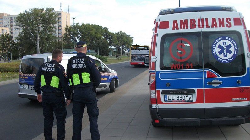 Warszawa. Strażnicy miejscy pomogli wyziębionemu mężczyźnie przy stacji metra Młociny