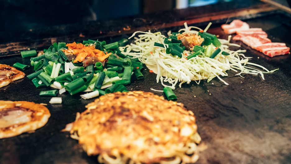 W japońskich restauracjach podaje się okonomiyaki na trzy sposoby