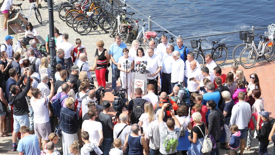 Grzegorz Schetyna i politycy PO podczas akcji "Wakacje z Europą".