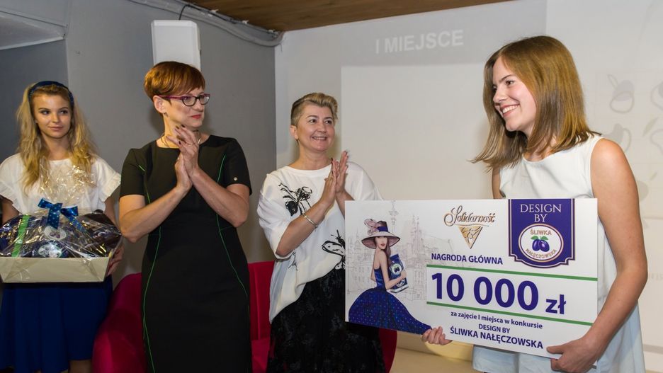 Zadaniem było zaprojektowanie spójnych graficznie projektów nadruku na kubek, płócienną torbę i apaszkę, inspirowanych projektem opakowania Śliwki Nałęczowskiej