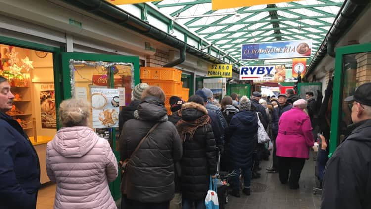 Kolejka przed sklepem rybnym w Hali Mirowskiej