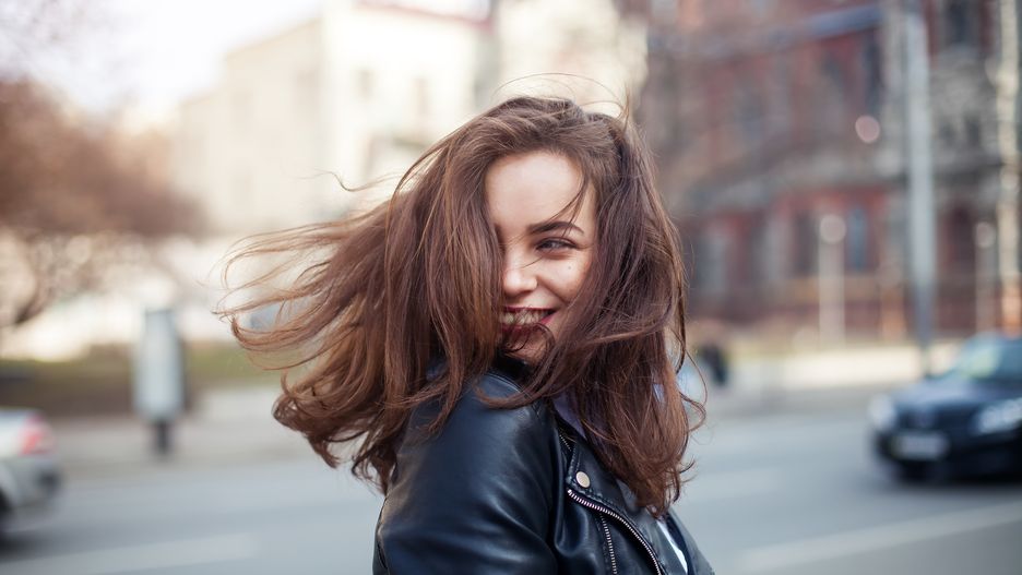 Brunetkom służą inne kolory niż blondynkom