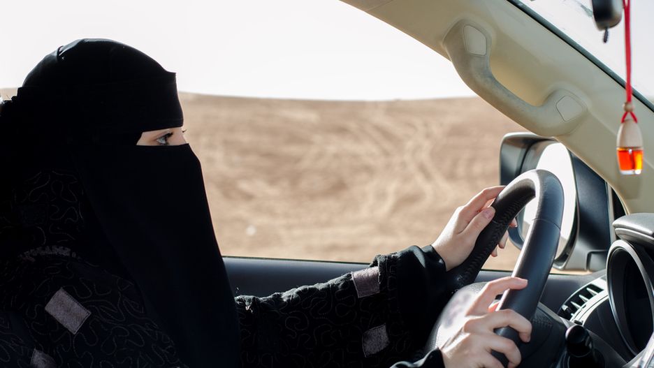 Do 2018 r. kobiety miały również zakaz samodzielnego prowadzenia samochodów