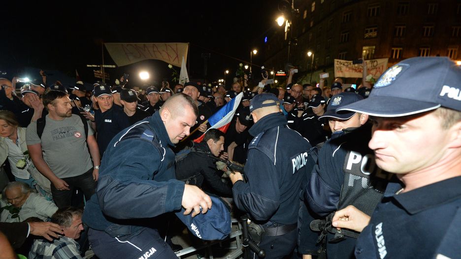 W czasie miesięcznic smoleńskich organizowane są kontrmanifestacje