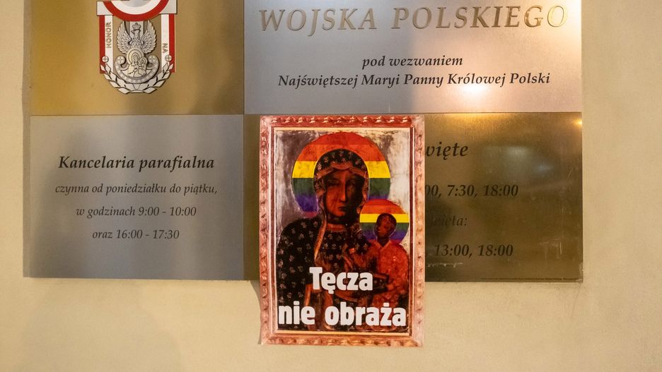 Jeden z plakatów pojawił się na murach Katedry Polowej Wojska Polskiego w Warszawie