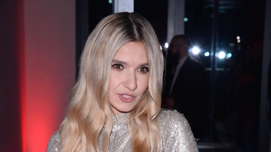 Joanna Koroniewska w jesiennym płaszczu