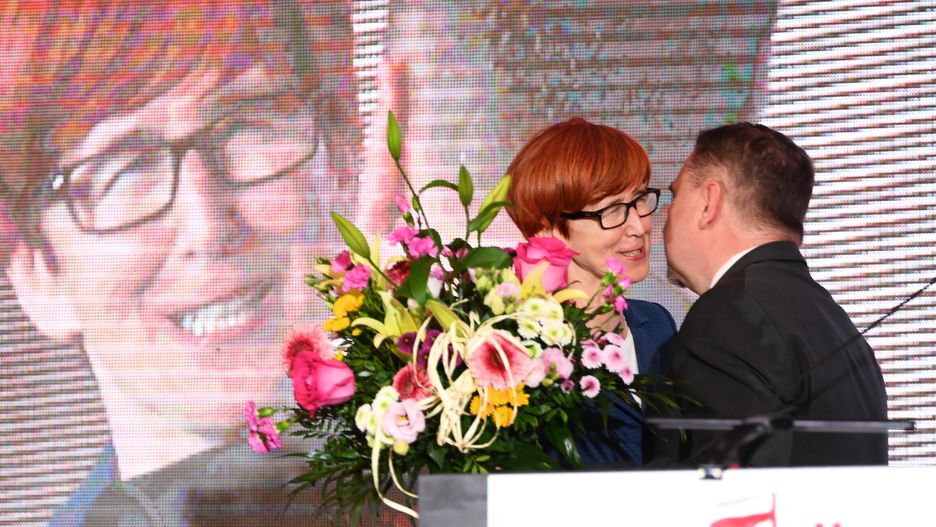 Minister rodziny, pracy i polityki społecznej Elżbieta Rafalska i przewodniczący NSZZ "Solidarność" Piotr Duda