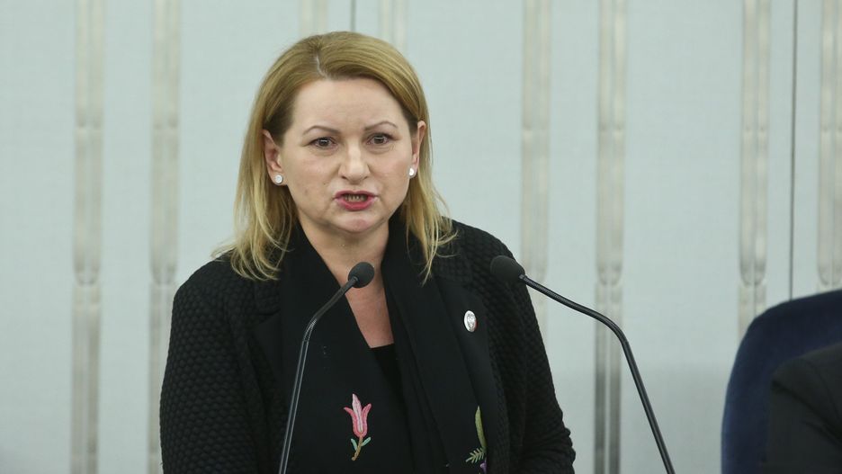 Senatorka PO Barbara Zdrojewska przemawia na sali obrad w Senacie w 30 stycznia 2016 roku