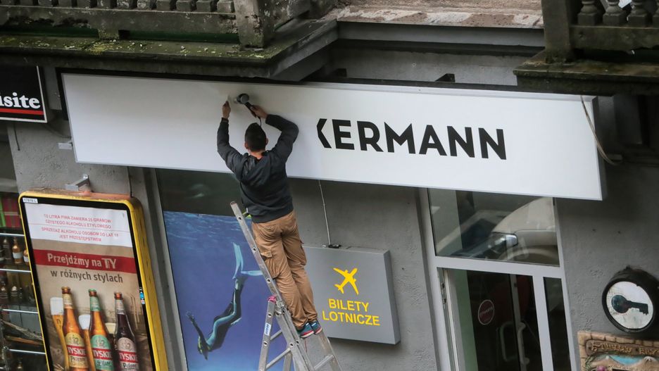 Warszawa. Demontaż szyldu biura podróży Neckermann Polska