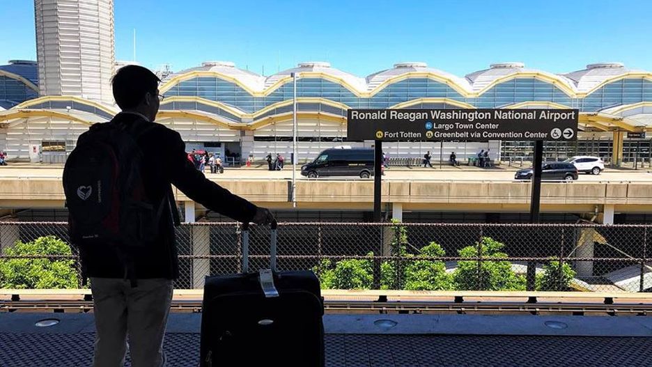 Pasażer oczekujący na transfer z lotniska Reagana w Waszyngtonie