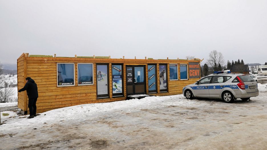Budynek wypożyczalni w Bukowinie Tatrzańskiej. Wiatr zerwał dach w całości 