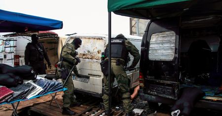 Nalot na gigantyczne targowisko pod Warszawą. Towar wart 60 mln zł przejęty