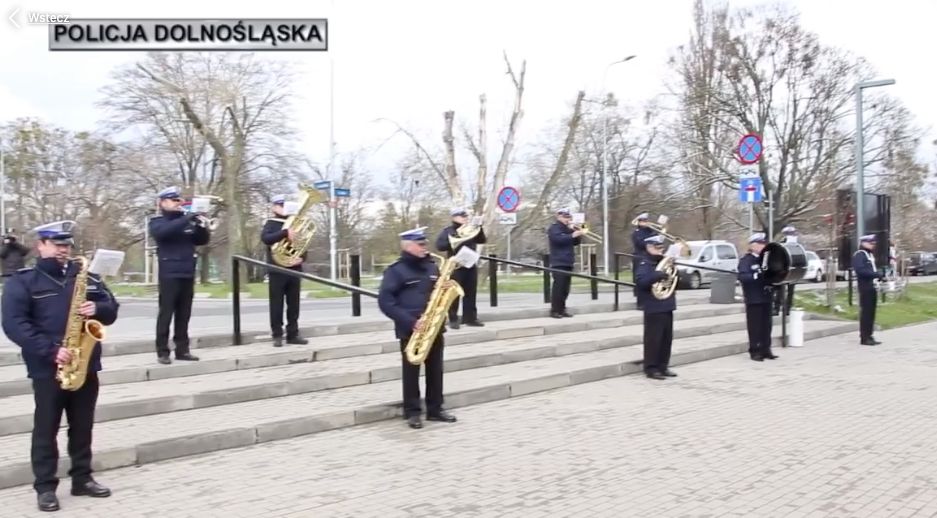 Koronawirus. Wrocław. Policjanci zagrali dla chorych dzieci